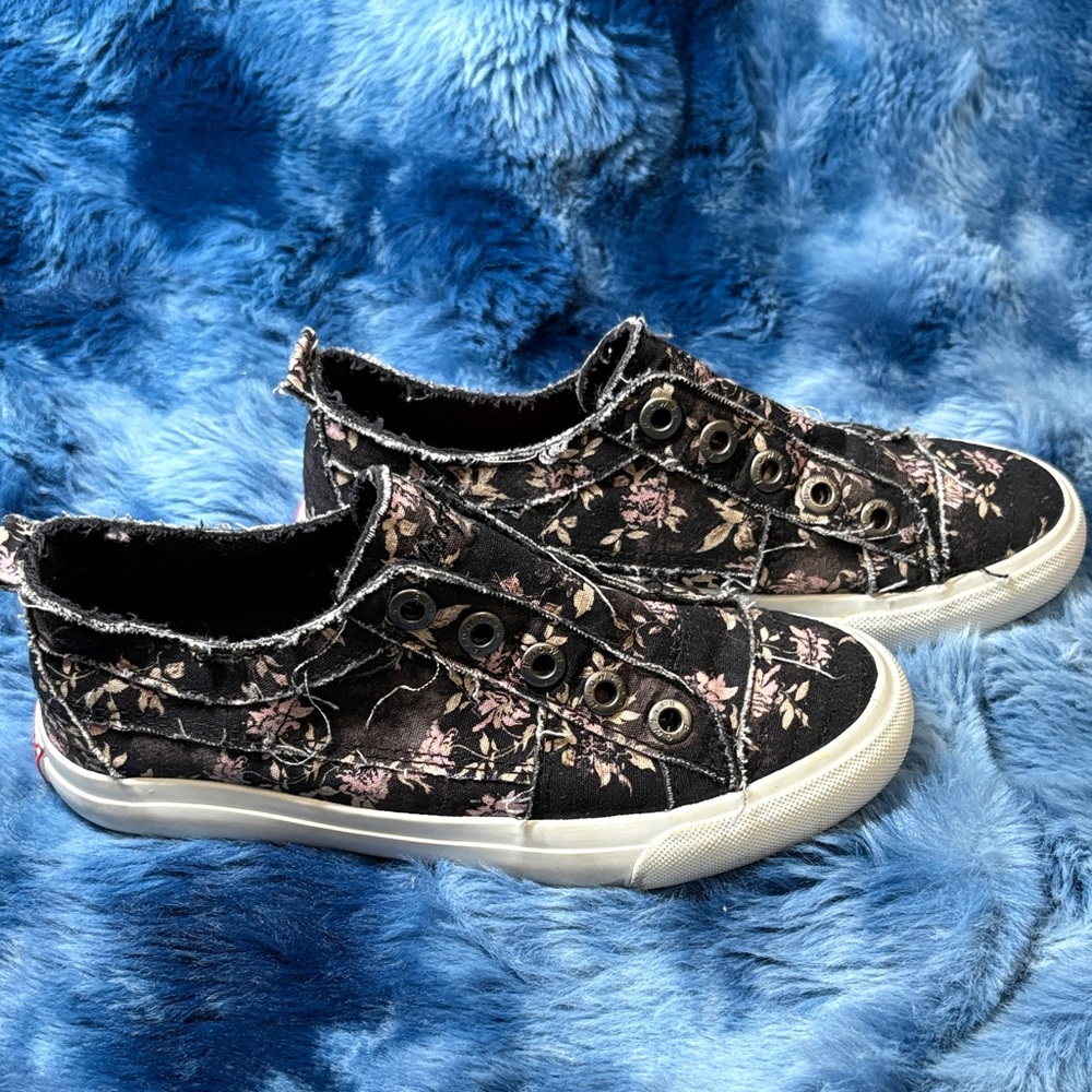 Girls size 3 Blowfish Malibu Black Retro Rose Sneakers
